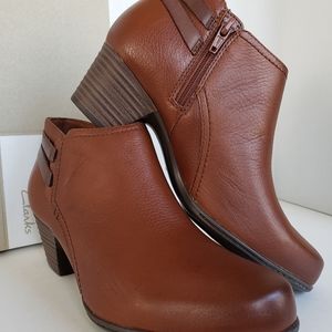 Clarks "Valarie2Ashly" dark tan bootie; US size 7M
